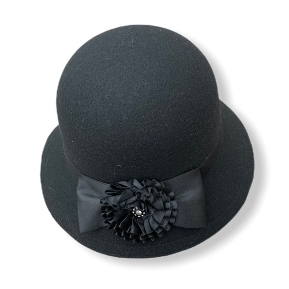 ❣️2/$40❣️ Black Cloche Hat With flower - Picture 4 of 6